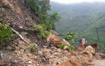  अविरल वर्षापछि धादिङमा पहिरोले ट्रक पुरिँदा दुईको मृत्यु